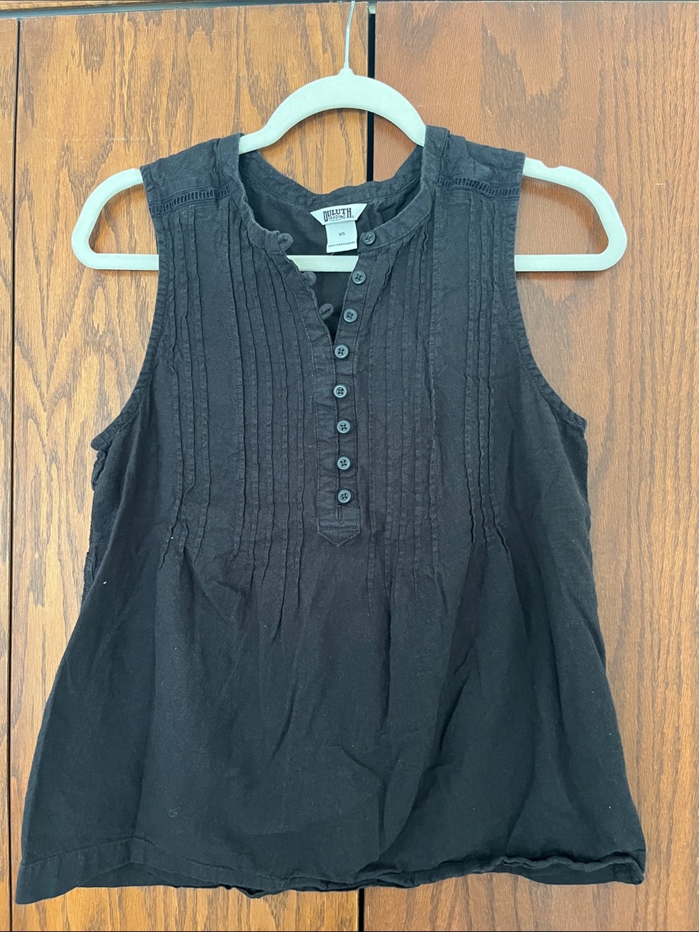 Duluth Trading Co Sleeveless Pintuck Button Front Top